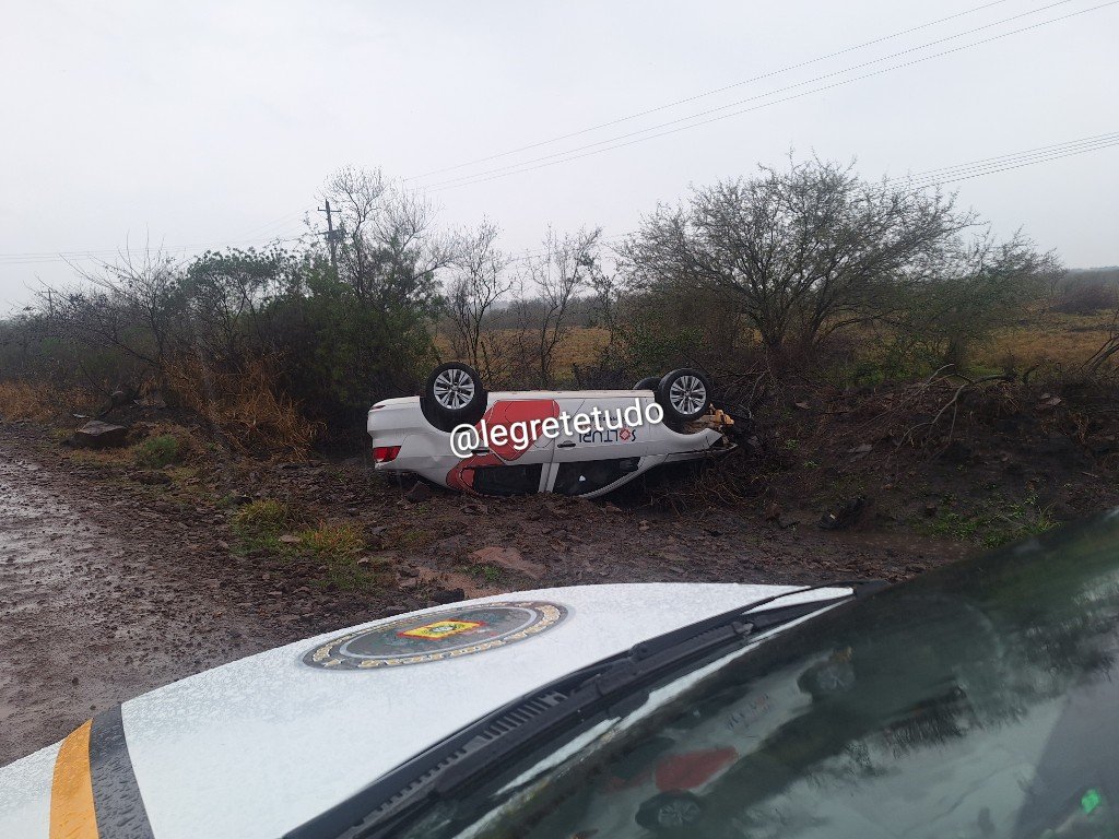 Nas bandas do Alegrete, uma motorista experimentou um baita susto ao capotar seu carro na famosa Estrada do Rincão do São Miguel, mas felizmente saiu sem nem um arranhão.