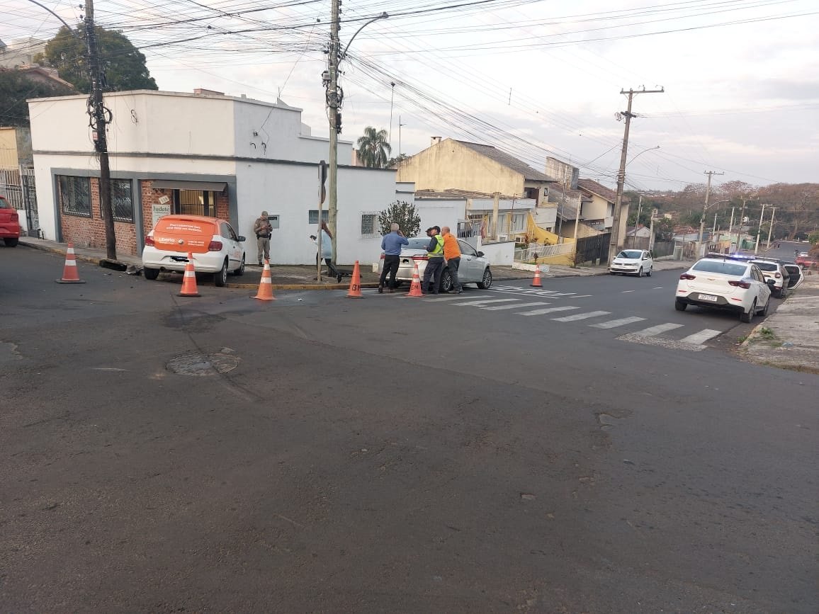 Neste rincão gaúcho, a rua Maurício Cardoso foi palco de um acidente digno de um causo campeiro, envolvendo um Gol e um Corolla desavisado.