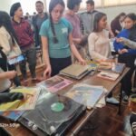 Em Alegrete, gurizada do terceiro ano descobre o mundo mágico dos discos em atividade campeira musical.