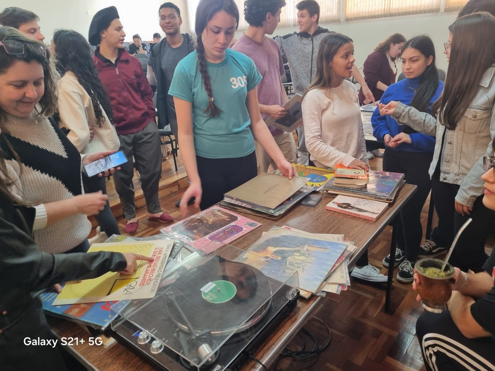 Em Alegrete, gurizada do terceiro ano descobre o mundo mágico dos discos em atividade campeira musical.