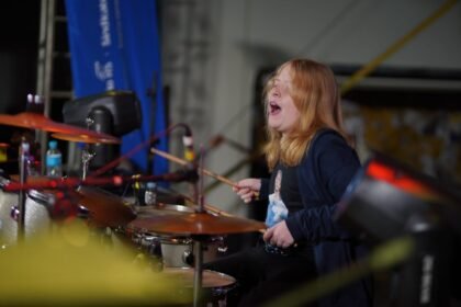 No coração da Fronteira Oeste, o jovem Eduardo Dambrós move ouvintes com suas histórias de música e vida campeira.