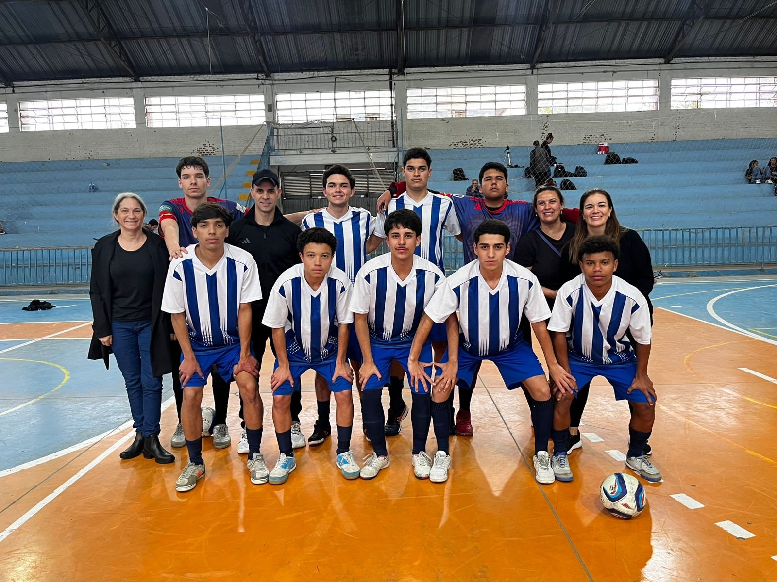 No coração de Alegrete, a escola Emilio Zuñeda fez bonito no futsal juvenil, deixando sua marca na fase municipal dos JERGS. Um feito pra servir de orgulho na Fronteira Oeste!