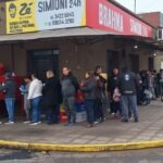 Mas bah, tchê! Centenas se reúnem na Rua Severino Ribeiro em busca de oportunidade na Fronteira Oeste do RS.