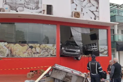 Mas bah, na querência de Ijuí, uma padaria foi derrubada por um veículo desgovernado e deixou um rastro de destruição e emoção.