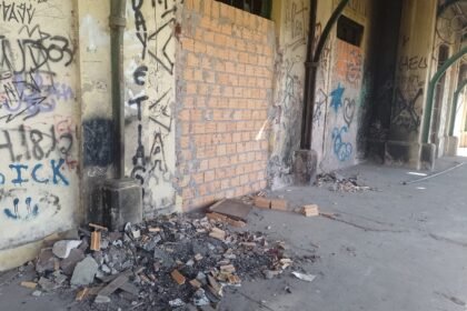 No coração de Alegrete, o prédio histórico da estação sofre com atos de vandalismo, despertando preocupação e ações da comunidade.