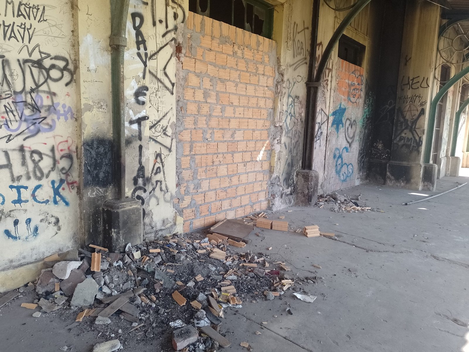 No coração de Alegrete, o prédio histórico da estação sofre com atos de vandalismo, despertando preocupação e ações da comunidade.