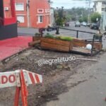 No coração da Fronteira Oeste, um parklet florido foi reduzido a escombros por um motorista fujão.