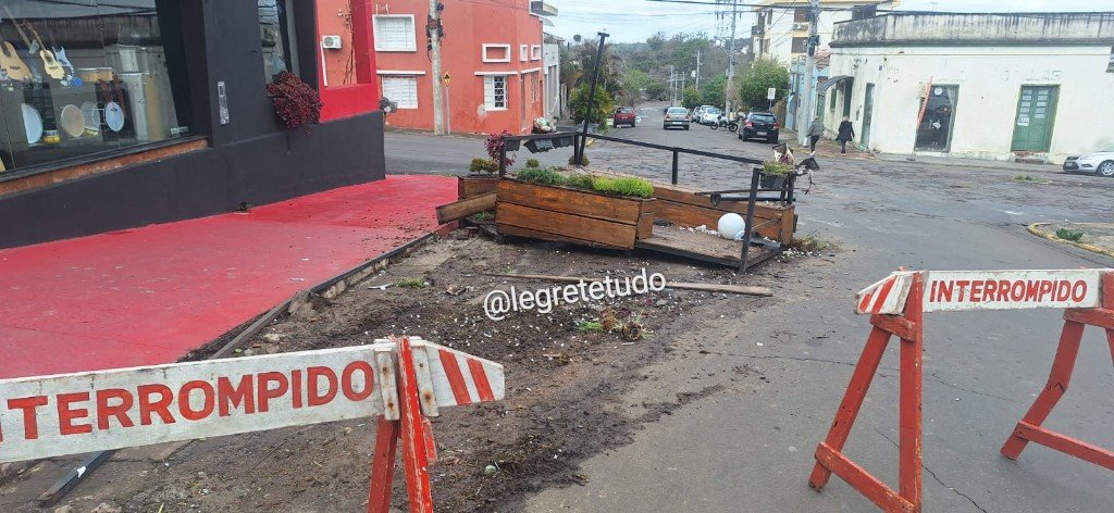 No coração da Fronteira Oeste, um parklet florido foi reduzido a escombros por um motorista fujão.