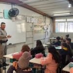 Buenas, viventes! Em Alegrete, a espera pelos novos uniformes escolares tá chegando ao fim.