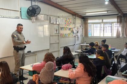 Buenas, viventes! Em Alegrete, a espera pelos novos uniformes escolares tá chegando ao fim.