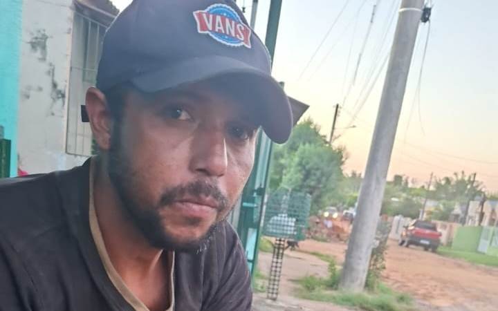 Mas bah, gurizada! Em Alegrete, a família de José Carlos tá num peleia emocionante e mais forte que braço de peão em lida. Procurando por respostas sobre o paradeiro do parente, percorrem cada canto da cidade.