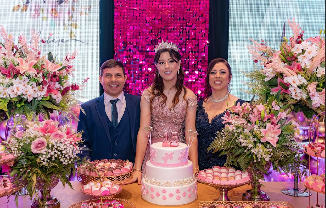 Na querência de Alegrete, a prenda Naiara celebra rodeada de abraços e histórias.