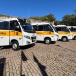 Na nossa querência, viventes da zona rural se alegram com reforço de quatro novos micro-ônibus para o transporte escolar. O flete agora vai mais ligeiro que vento minuano!