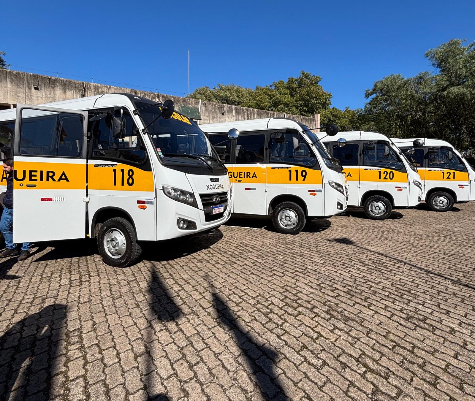 Na nossa querência, viventes da zona rural se alegram com reforço de quatro novos micro-ônibus para o transporte escolar. O flete agora vai mais ligeiro que vento minuano!