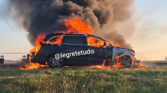 Veículo argentino pega fogo e mobiliza bombeiros em São Gabriel