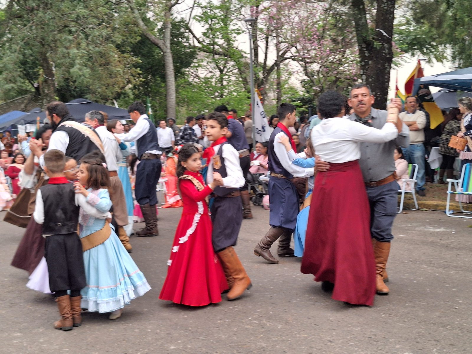 A querência alegretense vai se vestir de tradição já neste domingo, quando os Festejos abrem as porteiras com uma mateada que homenageia os paizões da nossa terra