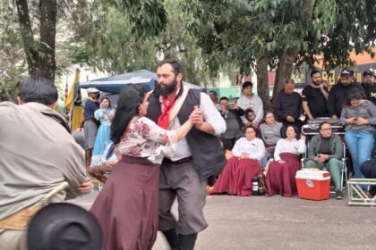 Cuscos, gurizadas e prendas vão se reunir num novo rincão pra celebrar o centenário de Darcy Fagundes e os 70 anos do Grande Rodeio Coringa, mantendo a tradição mais viva que brasa de fogo de chão