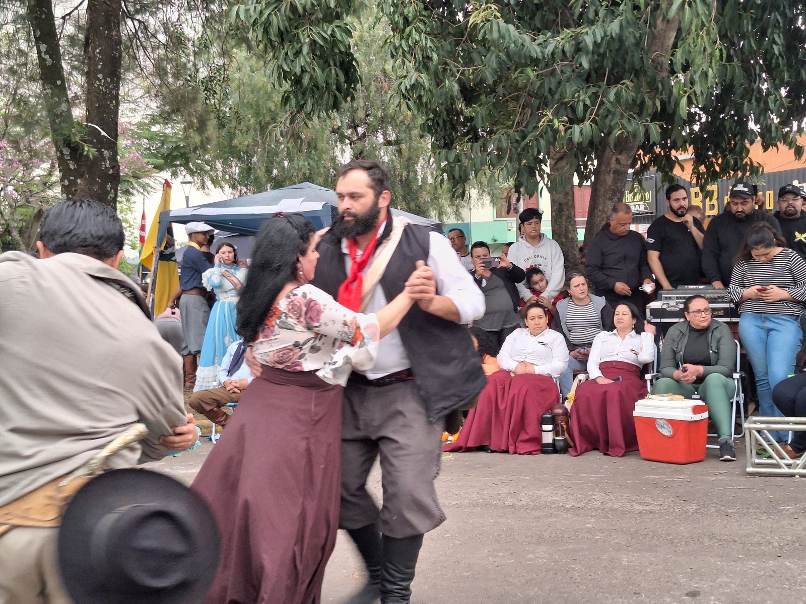 Cuscos, gurizadas e prendas vão se reunir num novo rincão pra celebrar o centenário de Darcy Fagundes e os 70 anos do Grande Rodeio Coringa, mantendo a tradição mais viva que brasa de fogo de chão