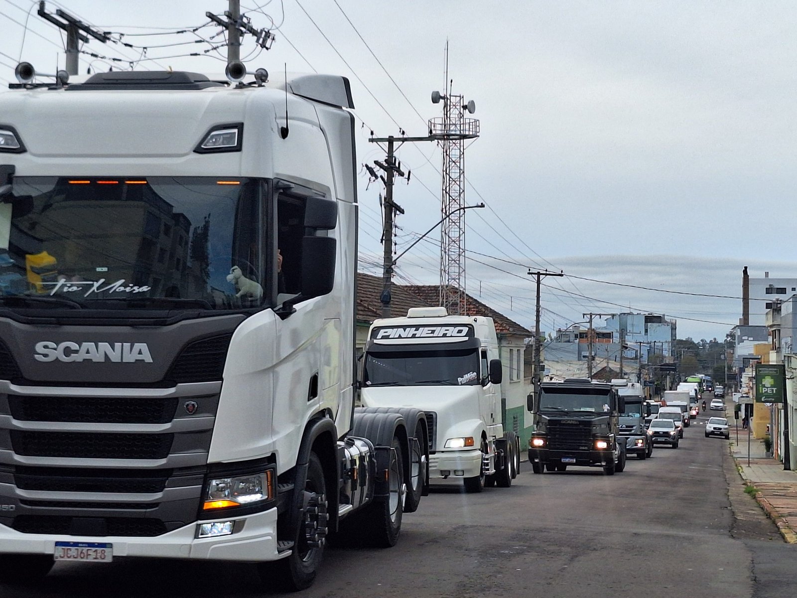 Nas querências do Baita Chão, devotos do santo protetor das estradas mostraram que a tradição campeira também se mistura com a fé nas rodas que tocam o asfalto da cidade