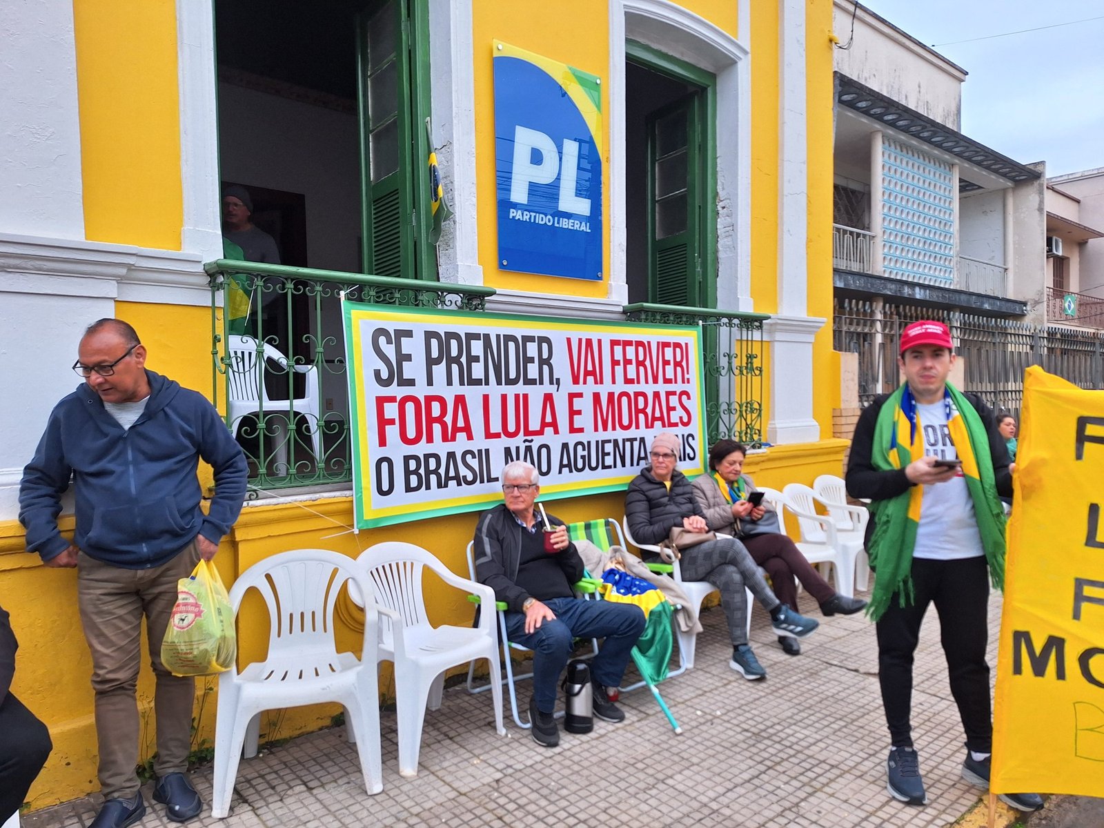 Entre buzinadas na Presidente Vargas e adesivaço na BR-290, gaudérios bolsonaristas mostraram que a querência alegretense tem gente disposta a defender suas ideias com a garra de um cusco bravo