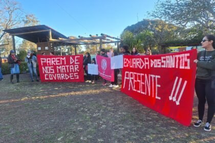 No Parque dos Patinhos, alegretenses se reuniram pra erguer a voz mais forte que trotar de cavalo em pedreira por justiça pela prenda de 26 anos, brutalmente assassinada pelo companheiro foragido