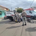 Buenas, querência! Mais um rebuliço no coração de Alegrete quando um veículo resolveu fazer acrobacias depois de um encontro não marcado com uma Strada estacionada