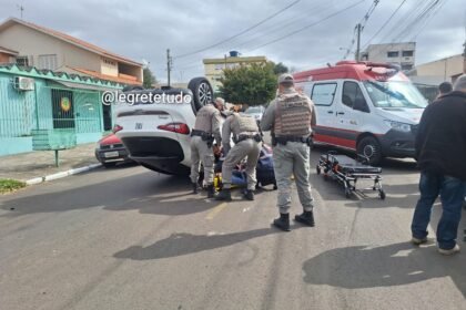 Buenas, querência! Mais um rebuliço no coração de Alegrete quando um veículo resolveu fazer acrobacias depois de um encontro não marcado com uma Strada estacionada