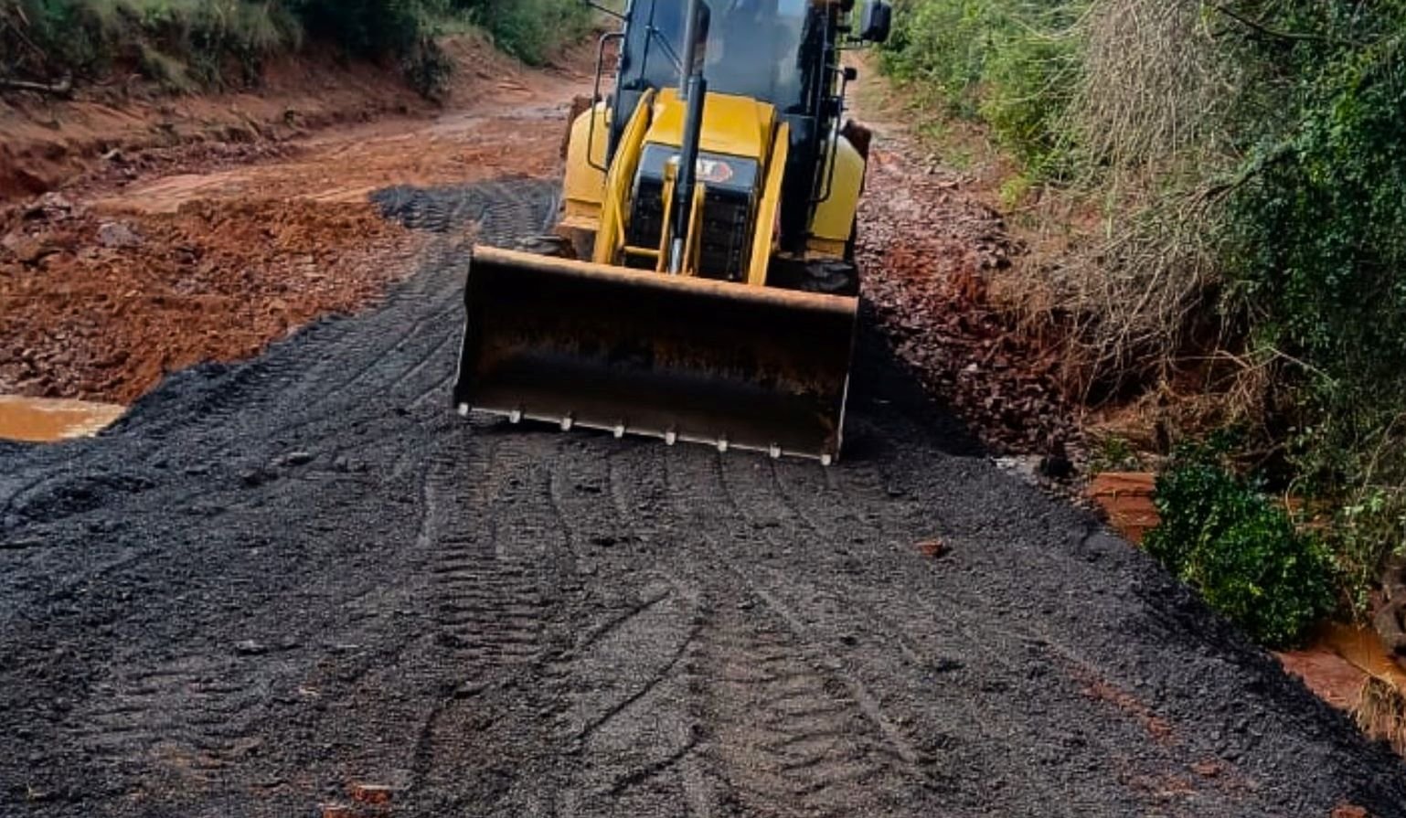 Governo do Estado repassa verba para nossa querência recuperar os caminhos do campo depois daquele dilúvio que deixou tudo mais atolado que carreta em banhado