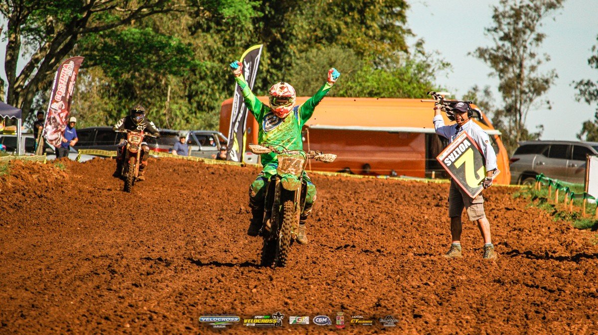 Neste fim de semana, nossa querência recebe mais de 200 pilotos na 3ª etapa do Campeonato Gaúcho, num entrevero de poeira e coragem que promete agitar a Estrada dos Pinheiros