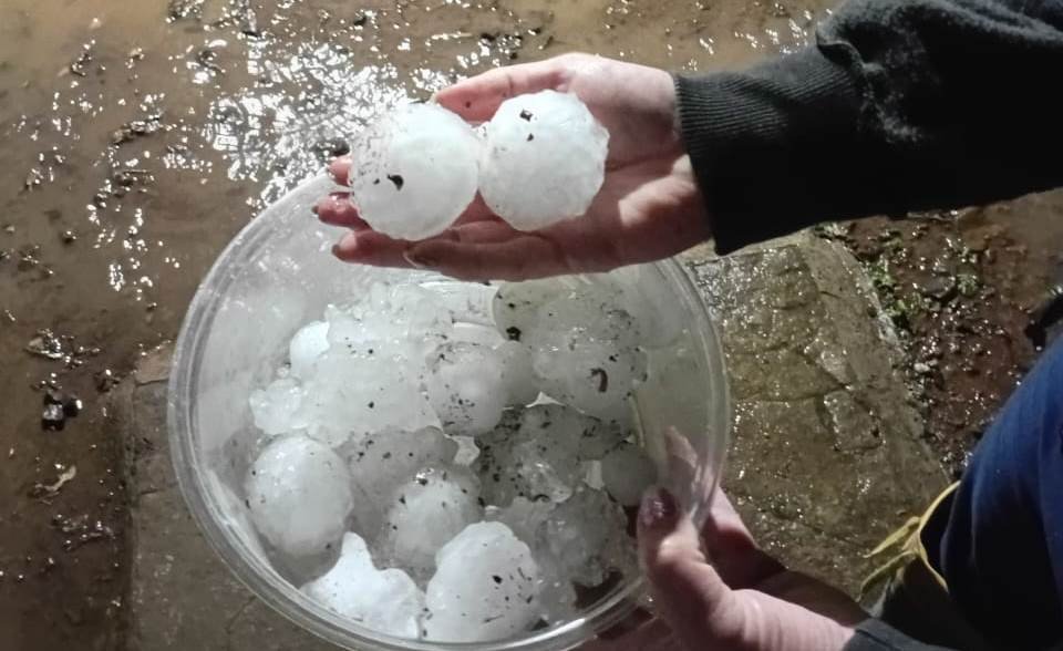 Buenas! A madrugada virou um entrevero dos grandes quando o tempo fechou na querência de Alegrete, deixando os viventes do interior em alerta