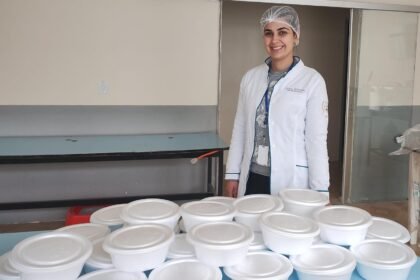 Na terra do Baita Chão, a prenda Jéssica dos Anjos Fernandes mostra que voluntariado tem gosto de churrasco bem feito: alimenta a alma e aquece o coração