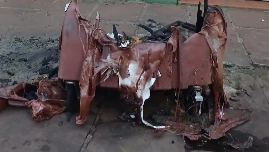 Prefeitura já tá campeando o responsável por esse entrevero que deixou a gurizada da limpeza urbana de cabelo em pé nas primeiras horas da madrugada