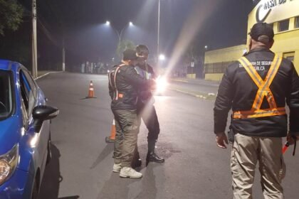 Operação em Alegrete flagra 40 infrações e caçou viventes que misturam trago e volante na madrugada de sábado