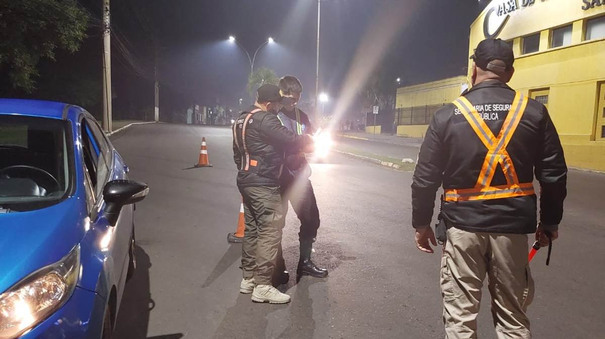 Operação em Alegrete flagra 40 infrações e caçou viventes que misturam trago e volante na madrugada de sábado