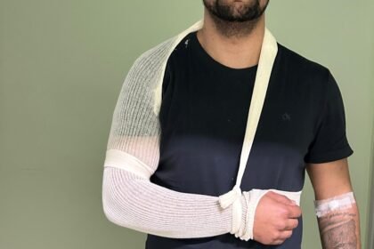 Guri da tesoura caiu que nem laço de vaca na Rua Joaquim Antônio, após ficar enredado nos fios de telefonia que andam mais soltos que rédea de cavalo xucro