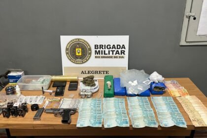 Em plena querência de Alegrete, um gaudério deu com os costados no xilindró depois de ser pilhado com drogas, simulacro e uma bolada que faria qualquer vivente arregalar os olhos