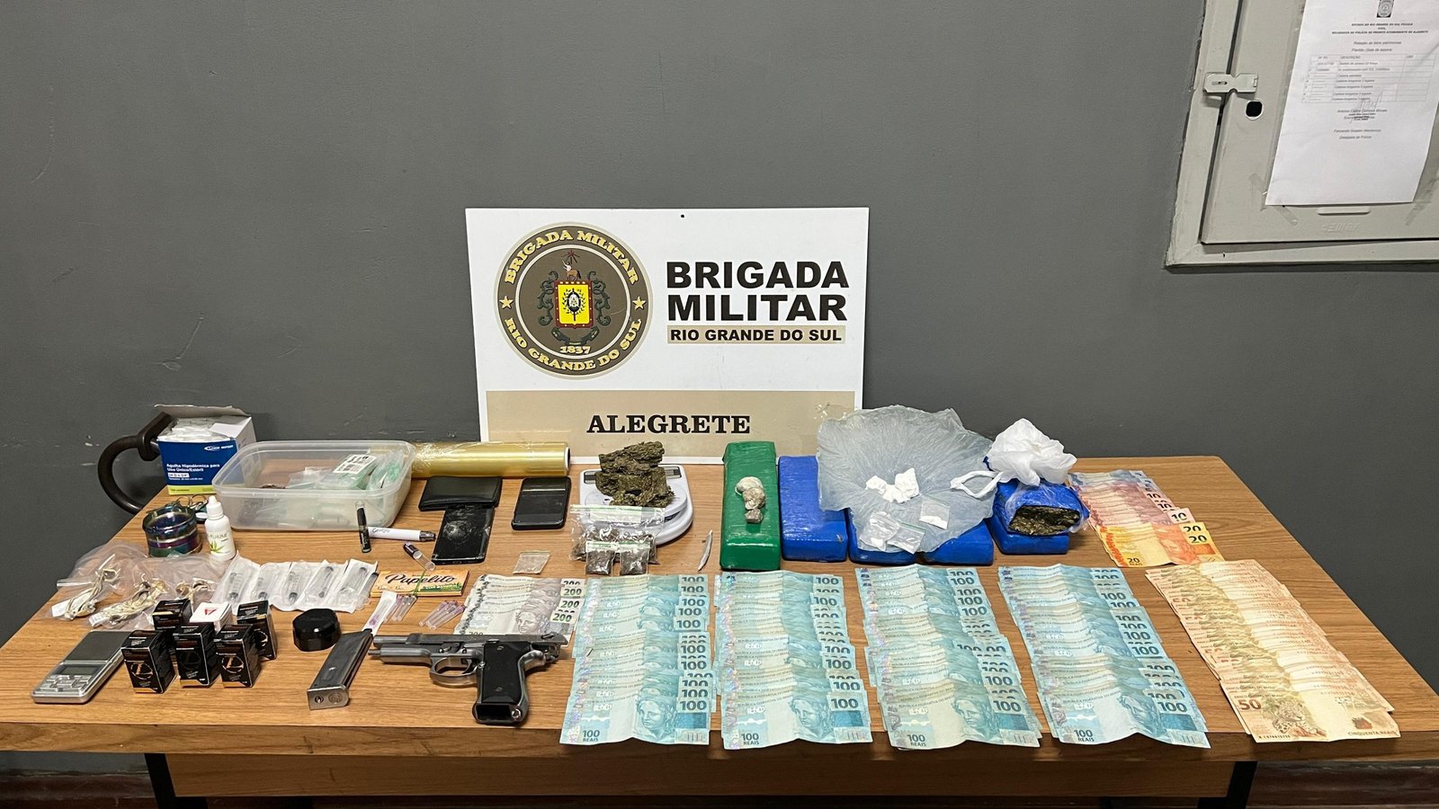 Em plena querência de Alegrete, um gaudério deu com os costados no xilindró depois de ser pilhado com drogas, simulacro e uma bolada que faria qualquer vivente arregalar os olhos