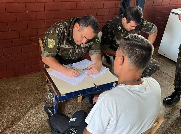 As comissões já estão campereando os futuros defensores da Pátria na nossa querência, com mais de 500 guris passando pelos testes que vão decidir quem vai vestir o verde-oliva