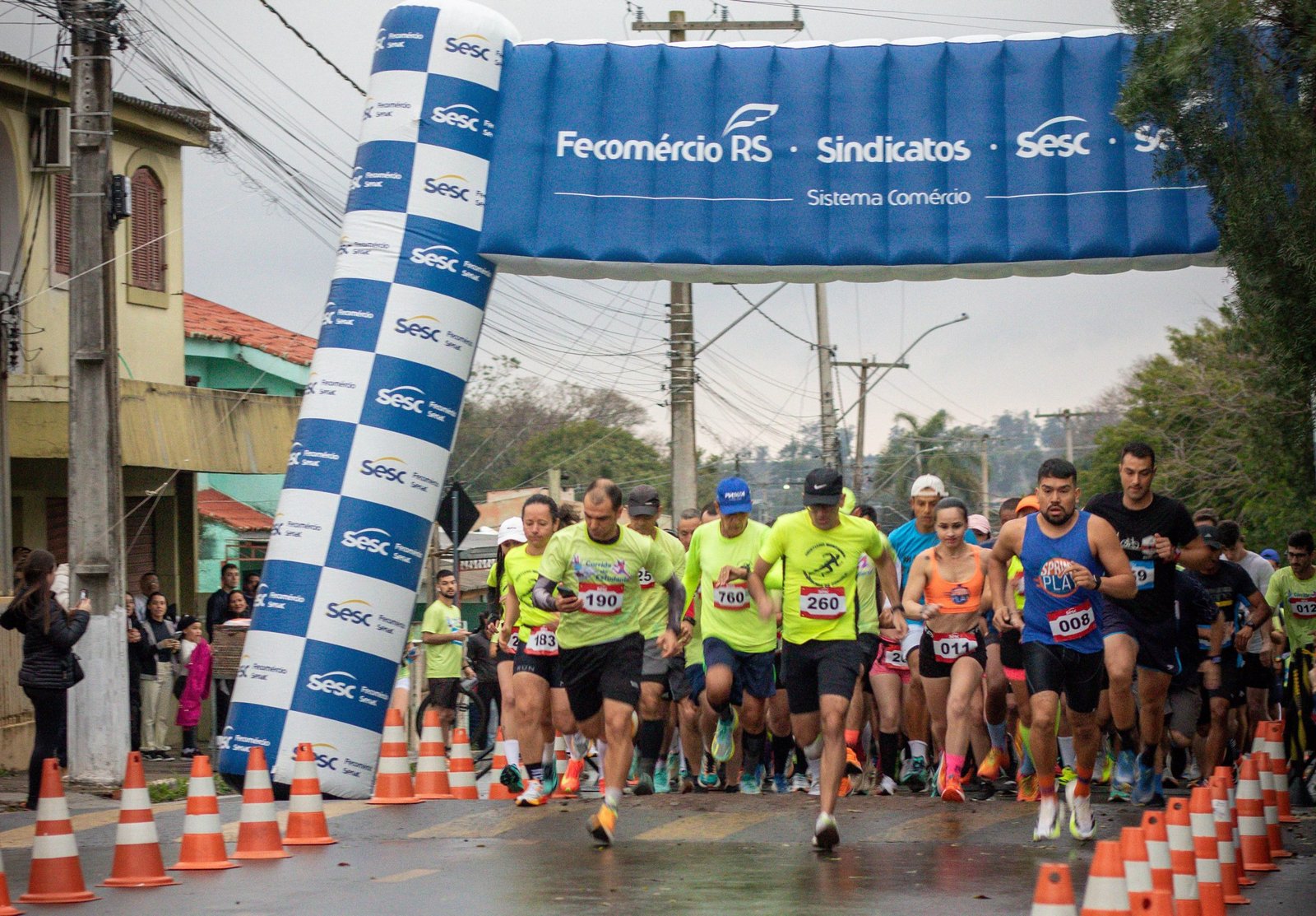 Nem o tempo cinzento atrapalhou a festa da gauchada que mostrou garra nas ruas da querência, comprovando que alegretense não se acovarda com uns pingos d'água