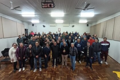 Na querência do Baita Chão, a velha Demétrio abriu as porteiras do conhecimento técnico com uma cerimônia de respeito, reunindo a flor da autoridade alegretense e um galpão cheio de esperança