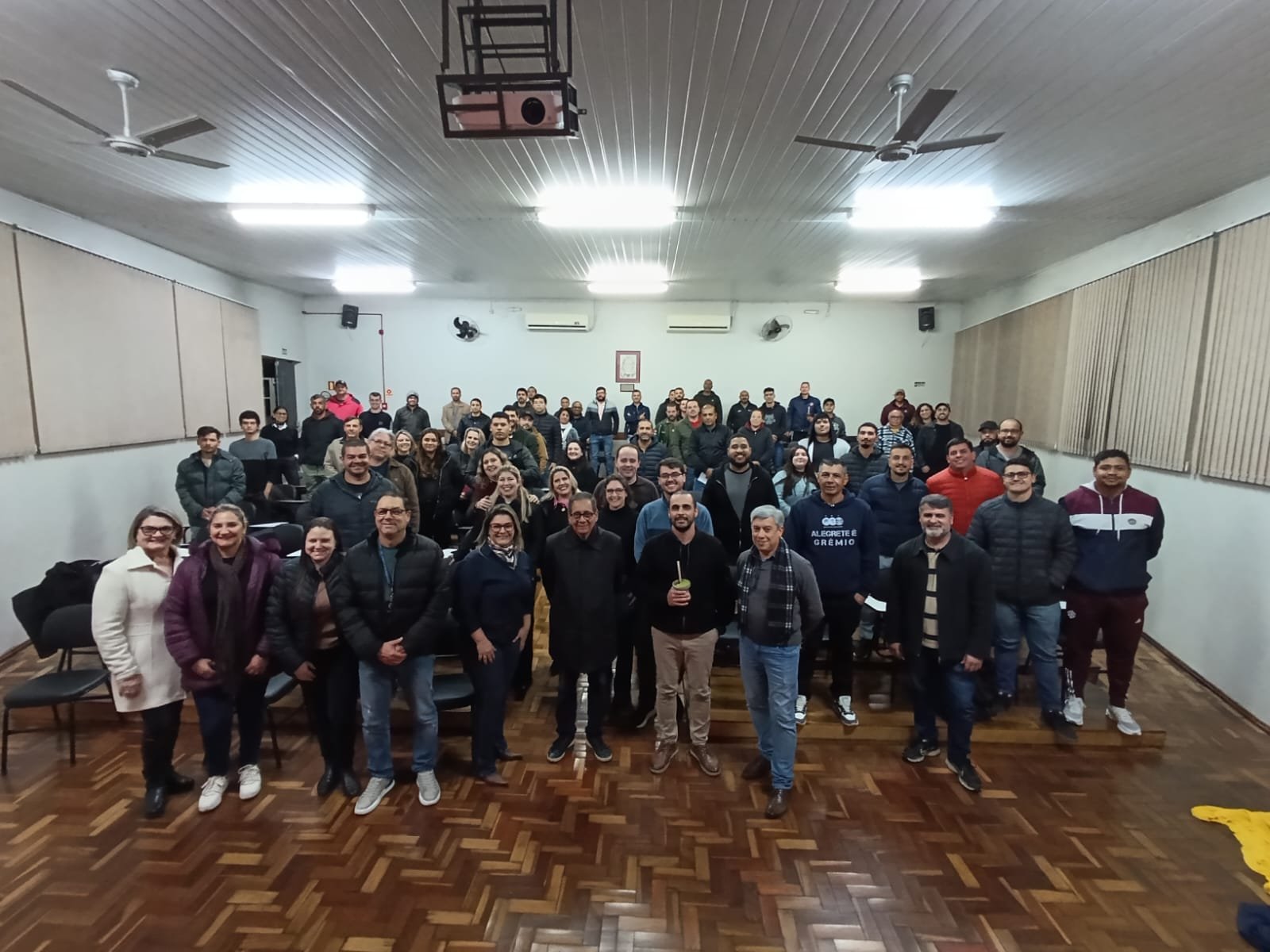 Na querência do Baita Chão, a velha Demétrio abriu as porteiras do conhecimento técnico com uma cerimônia de respeito, reunindo a flor da autoridade alegretense e um galpão cheio de esperança