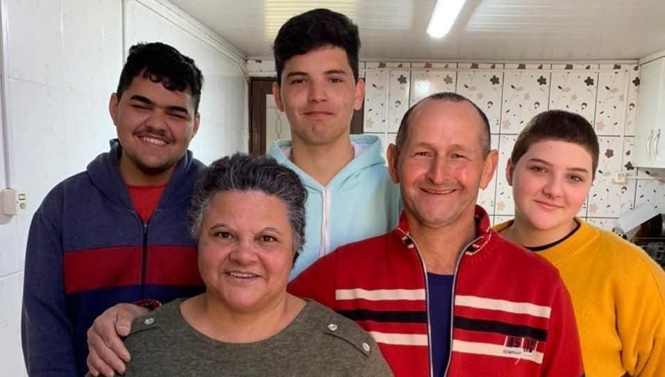 Num causo mais bonito que entardecer na Barragem do Caverá, Jorge Luis e Maristela transformaram a criação dos três netos numa história de paternidade que faz qualquer gaudério chorar no mate