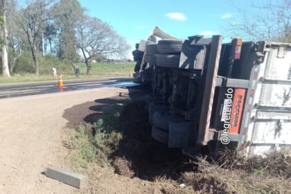 Veículo saído do Minerva Foods acabou se bandeando pro lado errado da estrada, causando alvoroço na querência alegretense neste sábado