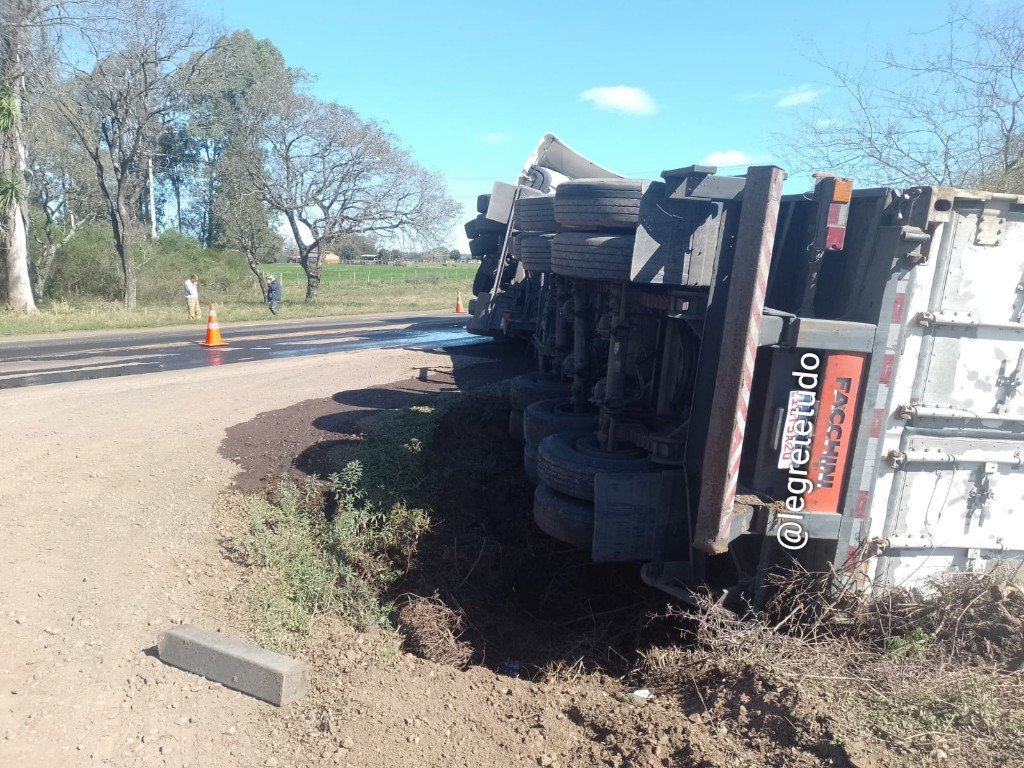Veículo saído do Minerva Foods acabou se bandeando pro lado errado da estrada, causando alvoroço na querência alegretense neste sábado