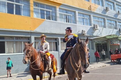 No Dia do Patrimônio Cultural, a Princesa do Pampa mostrou que o orgulho de seu povo é mais forte que o casco de bagual em lomba de pedra