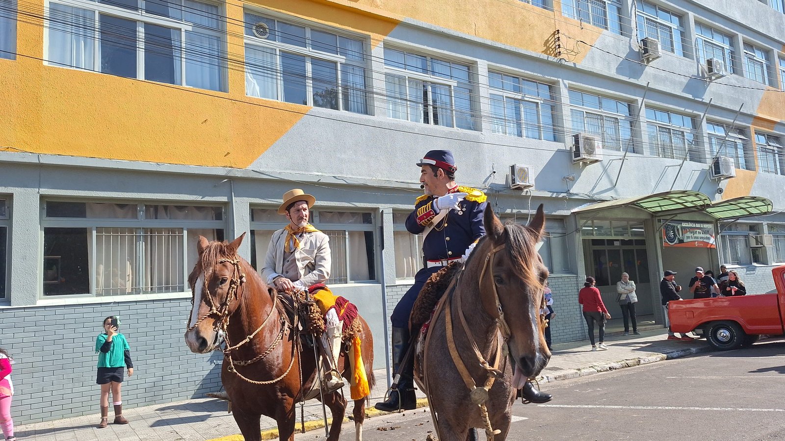 No Dia do Patrimônio Cultural, a Princesa do Pampa mostrou que o orgulho de seu povo é mais forte que o casco de bagual em lomba de pedra