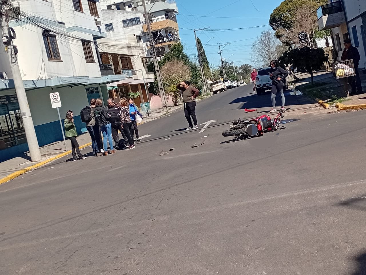 No coração da nossa querência, um encontro não combinado entre ferro e lata virou causo que vai correr mais ligeiro que notícia em roda de mate