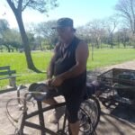 De Porto Alegre pra nossa querência, o amolador que faz as facas cantarem percorre os bairros com sua bicicleta adaptada, levando um ofício que tá mais raro que água no deserto