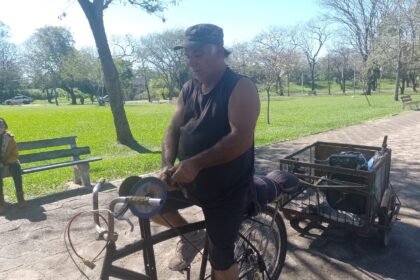 De Porto Alegre pra nossa querência, o amolador que faz as facas cantarem percorre os bairros com sua bicicleta adaptada, levando um ofício que tá mais raro que água no deserto