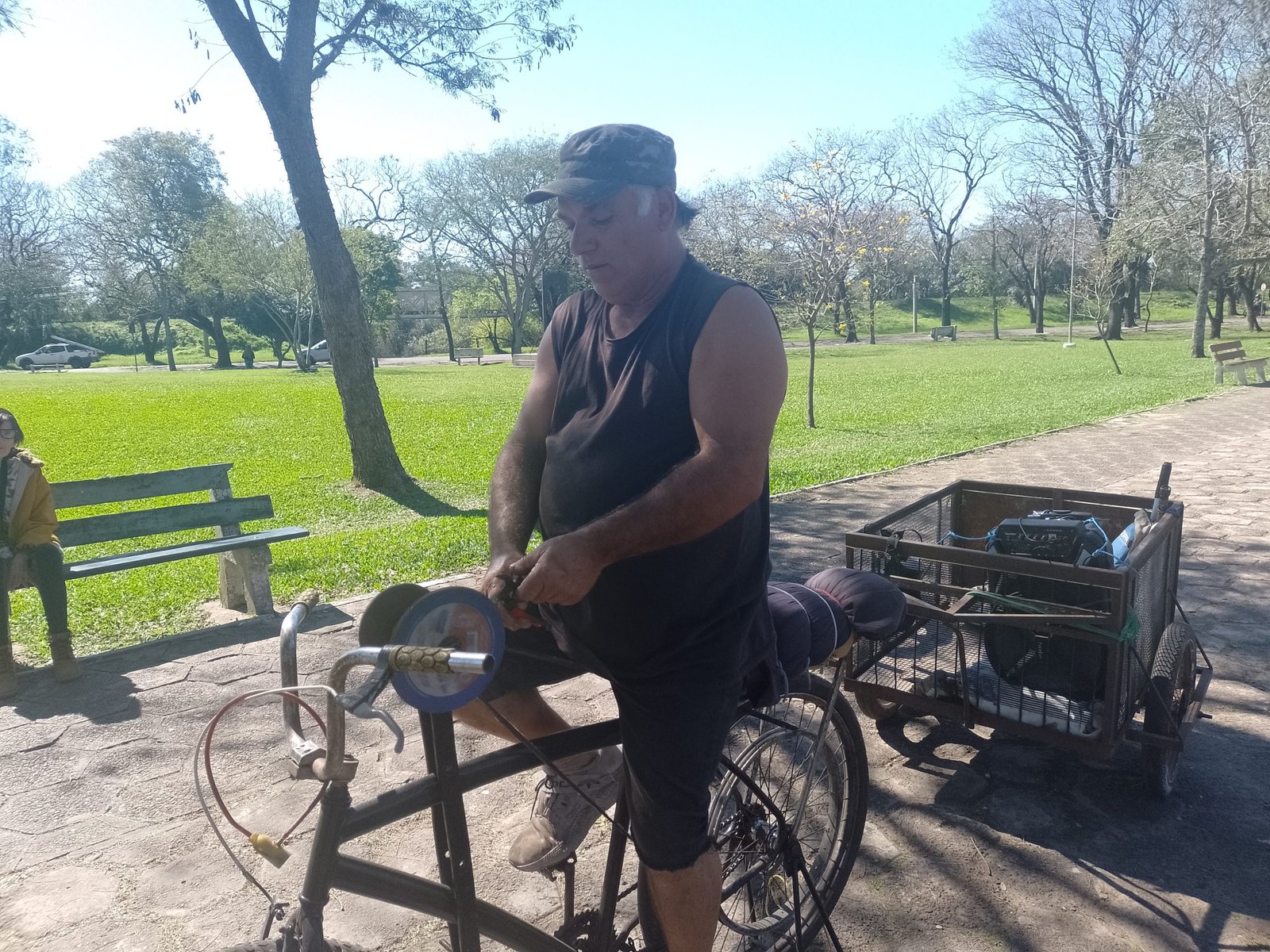 De Porto Alegre pra nossa querência, o amolador que faz as facas cantarem percorre os bairros com sua bicicleta adaptada, levando um ofício que tá mais raro que água no deserto